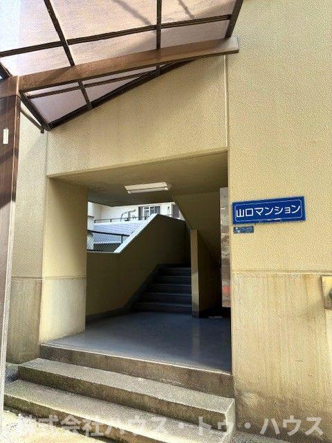 山口マンションのエントランス