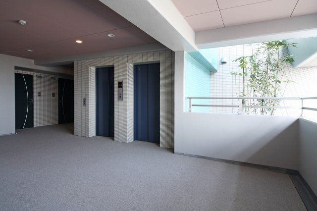 サヴォイオーサーズプレイス　5階のエントランス