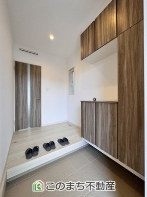 【玄関】 | スマート・ワンシティ宇都宮市山本1丁目 | 広々とした玄関スペース♪たくさんの靴を収納できる下駄箱もございます。