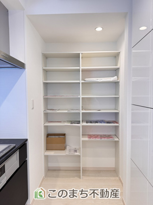 【キッチン】 | スマート・ワンシティ宇都宮市山本1丁目 | キッチンの奥には大容量のパントリースペースを設けています