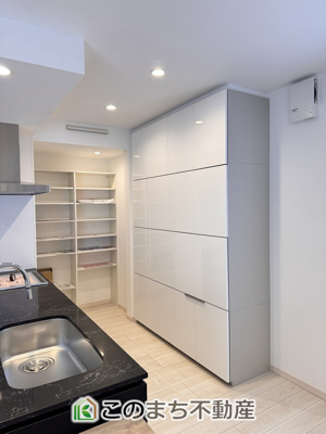 【キッチン】 | スマート・ワンシティ宇都宮市山本1丁目 | 備え付けのカップボードもおしゃれです。