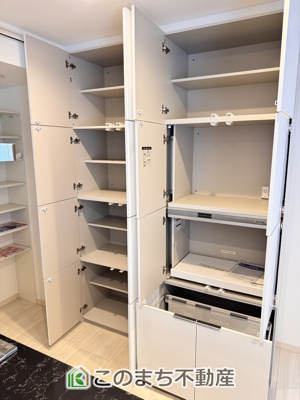 【キッチン】 | スマート・ワンシティ宇都宮市山本1丁目 | カップボードの収納量も凄いです！