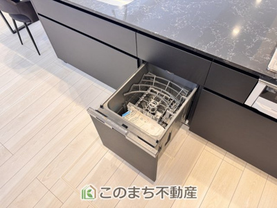 【キッチン】 | スマート・ワンシティ宇都宮市山本1丁目 | あったらいいなの代表的な設備である食洗機。ビルトイン型なので、おさまりもよく、使い勝手も良好です。料理をするのは好きだけど、後片付けは苦手な方に重宝します。洗う手間がないので、時間を有効に使えますね。