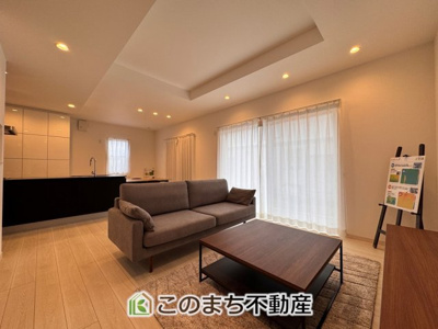 【居間・リビング】 | スマート・ワンシティ宇都宮市山本1丁目 | ダウンライトの雰囲気も素敵ですね♪