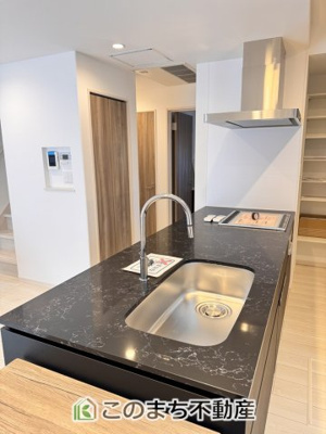 【キッチン】 | スマート・ワンシティ宇都宮市山本1丁目 | 人造大理石調のおしゃれな天板仕上げ