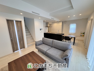 【居間・リビング】 | スマート・ワンシティ宇都宮市山本1丁目 | 開放感のある広々としたリビング☆家族みんなでゆったりくつろげます♪
南側から暖かな日差しが差し込みます♪キッチンからリビングの様子がよく見渡せます☆