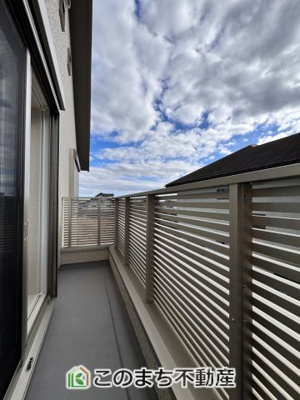 【バルコニー】 | スマート・ワンシティ宇都宮市山本1丁目 | 南向きの大型バルコニーは陽当り良好で、たっぷりのお洗濯物もよく乾きます！