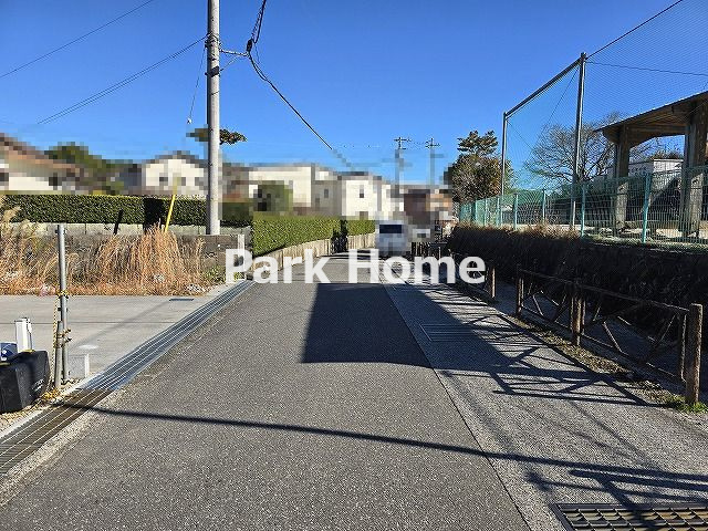 高知市中秦泉寺　新築戸建ての前面道路含む現地写真