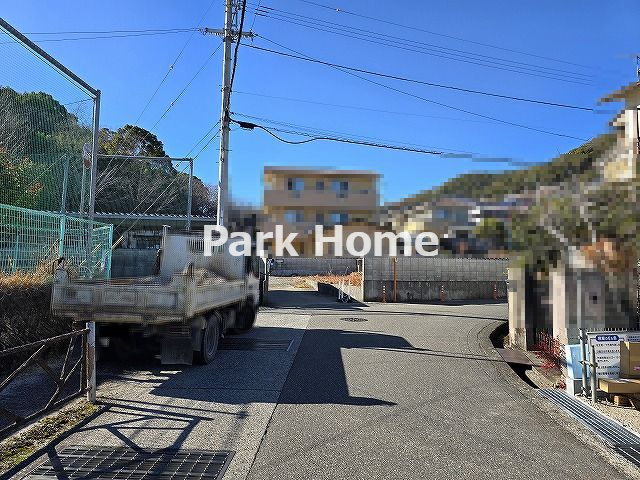 高知市中秦泉寺　新築戸建ての前面道路含む現地写真