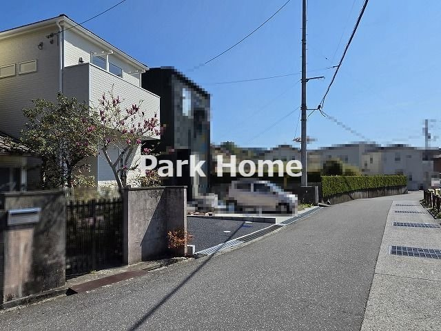 高知市中秦泉寺　新築戸建ての前面道路含む現地写真