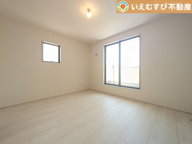 Livele Garden.S　鴻巣鎌塚の洋室|シンプルで明るいお部屋
2面採光で日当り良好！シンプルなお部屋なので自分で家具を選ぶのが楽しみですね！
