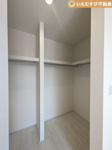 Livele Garden.S　鴻巣鎌塚の収納|たっぷりの収納力を備えたウォークインクローゼット
たくさん収納できるので季節物やかさばるバッグなども片付きます♪
