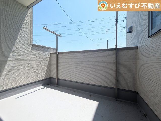 Livele Garden.S　鴻巣鎌塚のバルコニー|南バルコニーで毎日のお洗濯もラクラク快適
しっかり太陽の光が降り注ぐ南向きなのでお洗濯物が乾きやすい♪
