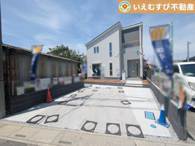 Livele Garden.S　鴻巣鎌塚の駐車場|2台駐車可能なスペース完備
しっかり舗装してある駐車スペースで天気が悪く足元が悪い日でも乗り降りしやすい♪