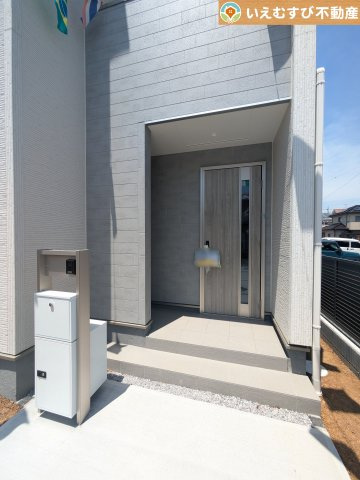 Livele Garden.S　鴻巣鎌塚のエントランス|落ち着いた色づかいのエントランス
駐車場からアクセスの良いエントランス。雨の日や荷物が多くても安心の動線♪