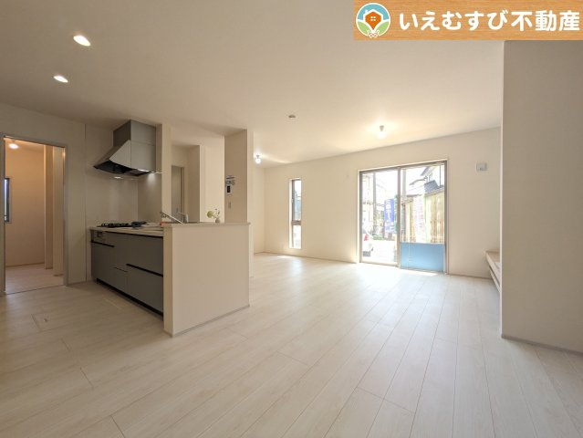 Livele Garden.S　鴻巣鎌塚の居間・リビング|自然光で満たされる明るく開放感溢れるリビング
たっぷりの採光で明るい空間。家族みんなでくつろげます♪