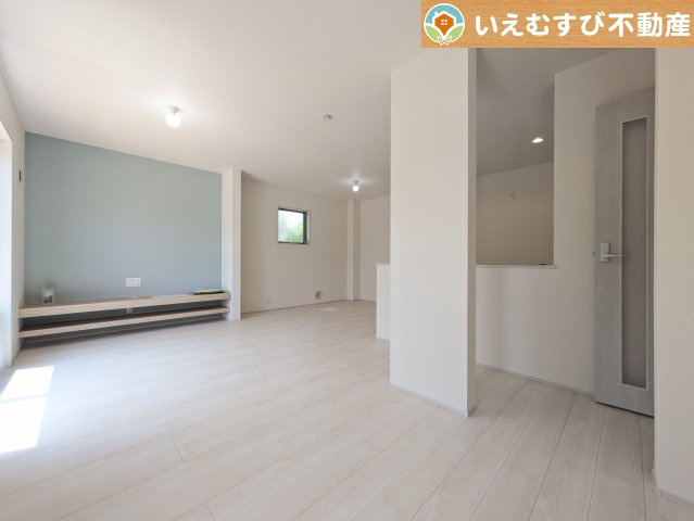 Livele Garden.S　鴻巣鎌塚の居間・リビング|開放感と家族との距離感にこだわったＬＤＫ
採光たっぷりのリビングで休日には家族みんなでくつろげそうですね♪