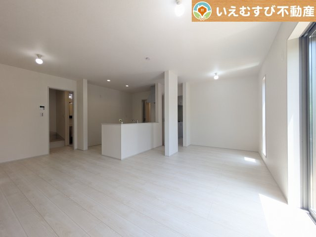 Livele Garden.S　鴻巣鎌塚の居間・リビング|開放感と採光にこだわったＬＤＫ
南面が広いリビングなので日当りがよく開放的で家族みんなでくつろげる空間♪