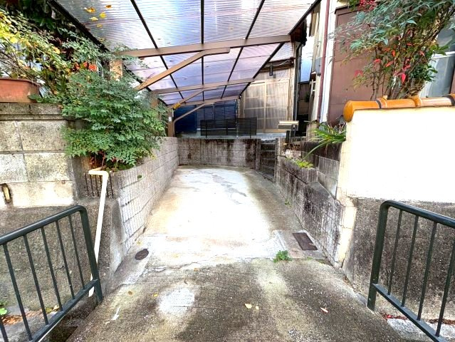 若松町戸建の駐車場