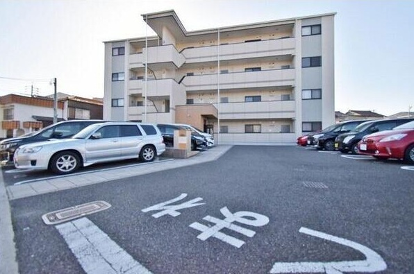 フォレストスクエアシバタの駐車場