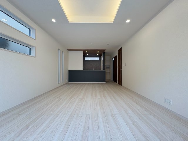 【価格改定】乙訓郡大山崎町下植野二階下の居間・リビング|すっきりとホワイト基調でまとめられた内装です◎あらゆるインテリアになじみます！