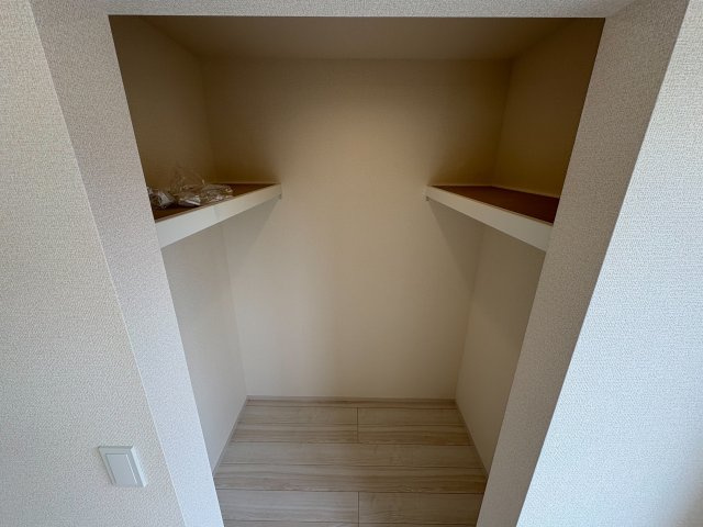 【価格改定】乙訓郡大山崎町下植野二階下の収納|天棚つきのWIC。散らかりがちな衣類や荷物がすっきりと片付きます◎