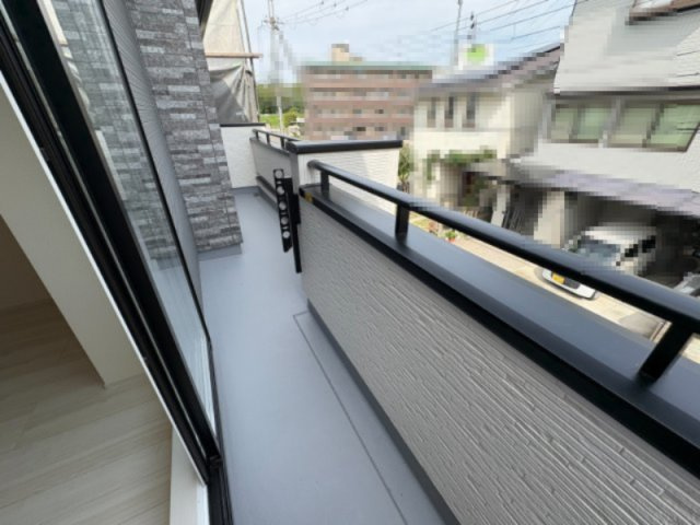 【価格改定】乙訓郡大山崎町下植野二階下のバルコニー|ワイドスパンのバルコニー。洗濯物をたくさん干せそうです！！