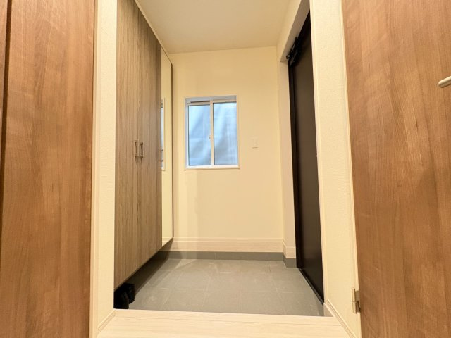 【価格改定】乙訓郡大山崎町下植野二階下の玄関|玄関には大きなシューズボックスがあり、