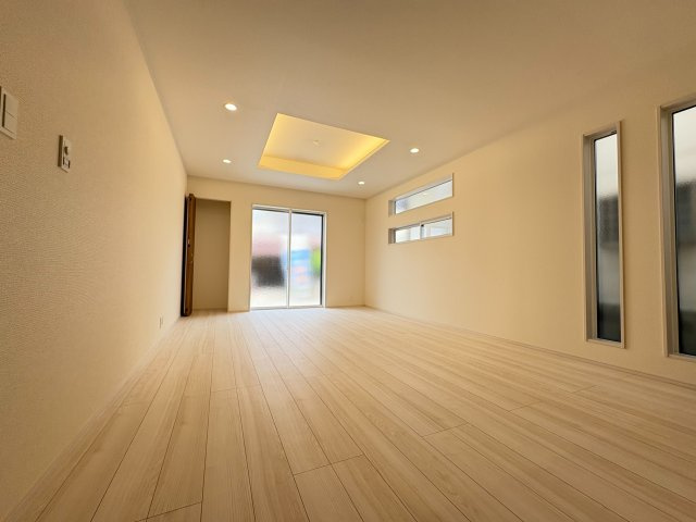 【価格改定】乙訓郡大山崎町下植野二階下の居間・リビング|LDKは広々約18帖。折り上げ天井が素敵な空間を演出します◎