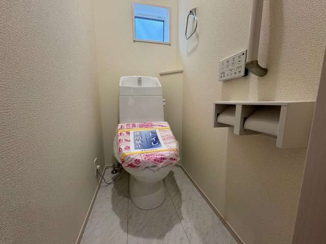 【価格改定】乙訓郡大山崎町下植野二階下のトイレ|お手洗いは1.2階にあり、混み合う朝も重宝します！