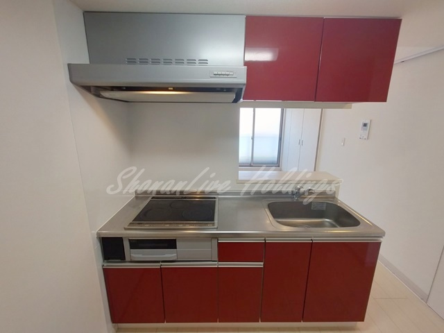 茅ヶ崎市南湖２丁目の賃貸マンションのキッチン|グリル付きIH2口コンロのカウンターキッチン♪