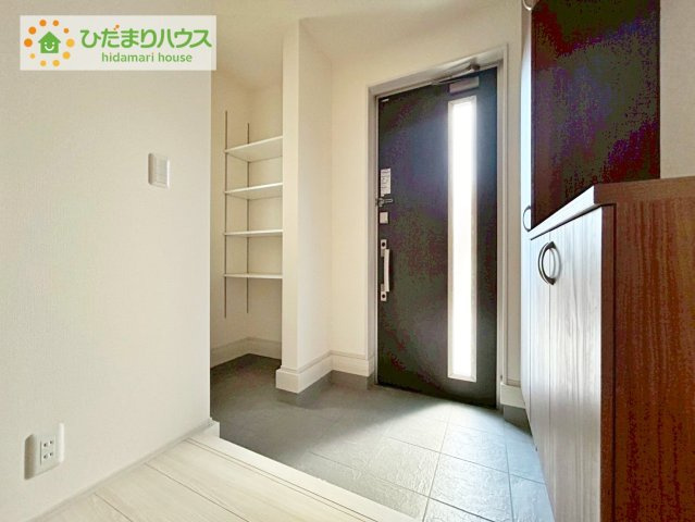 富田大徳南第3　新築戸建　2号棟の玄関|シューズインクローゼットは、靴以外にもゴルフバックやベビーカーを置くことができ、 散らかりがちな玄関もスッキリします。