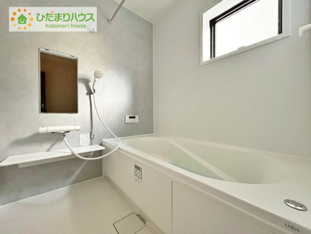 富田大徳南第3　新築戸建　2号棟の浴室|浴室には窓があり、換気が良好です。リラックスできるバスタイムを楽しむことができ、心地よい空間を提供します。