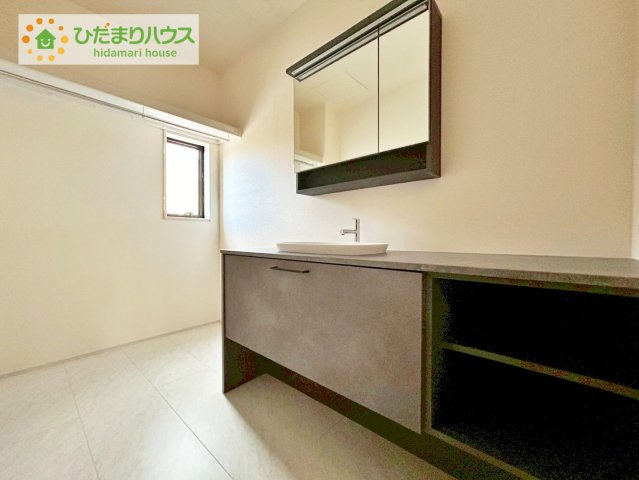 富田大徳南第3　新築戸建　2号棟の独立洗面台|収納スペースが充実した洗面所です。身だしなみチェックもできる三面鏡の裏には、化粧品や整髪料、歯ブラシなど細々した物を収納でき、スッキリとした空間を保てます