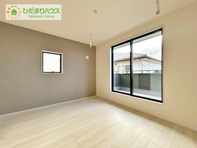 富田大徳南第3　新築戸建　2号棟の寝室|バルコニーに面していて、たっぷり光りの入る明るい主寝室です！