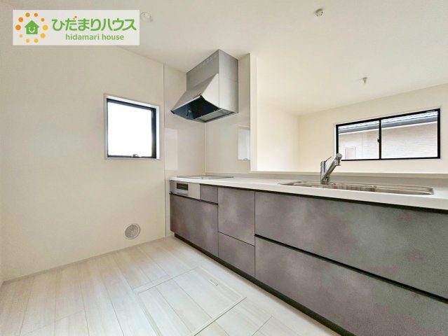 富田大徳南第3　新築戸建　2号棟のキッチン|カウンターは少し高くなってますので、手元が隠れて来客からは見えにくくなってます♪