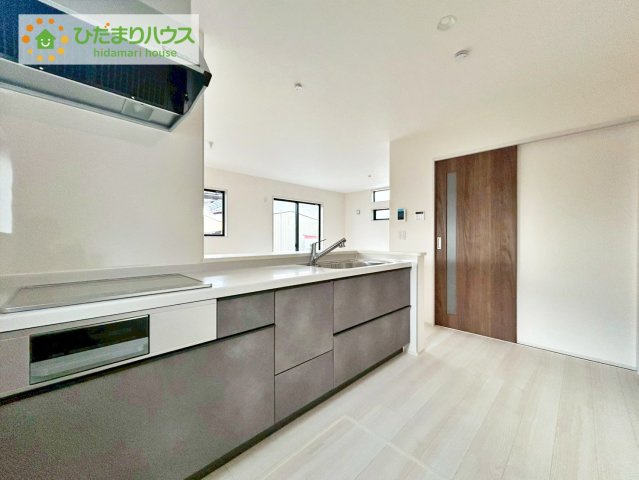 富田大徳南第3　新築戸建　2号棟のキッチン|手元は隠しながら、リビングとも会話できるセミオープンキッチン