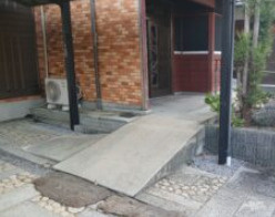 守山市吉身３丁目の店舗事務所の玄関