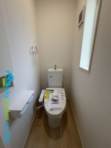 藤沢市片瀬第14　新築戸建　全3棟1号棟のトイレ|落ち着いた色調のトイレです