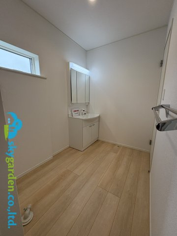 藤沢市片瀬第14　新築戸建　全3棟1号棟の脱衣所|広めの洗面脱衣室