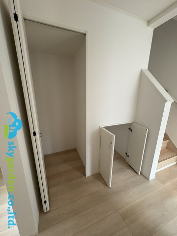 藤沢市片瀬第14　新築戸建　全3棟1号棟の収納|階段下を利用した収納スペース