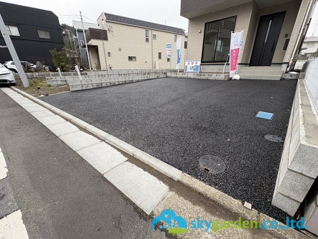 藤沢市片瀬第14　新築戸建　全3棟1号棟の駐車場|車種により並列２台駐車可能
