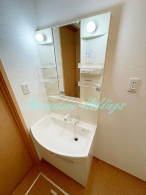 【洗面所】 | カサベルデ | 明るい洗面所です