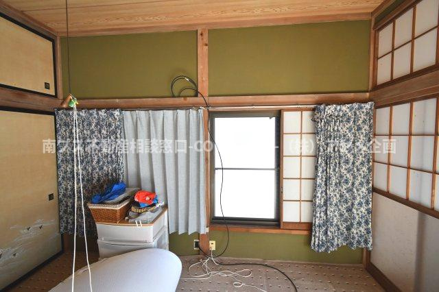 南アルプス市上市之瀬の中古一戸建の和室|２階東側和室（西から東を撮影）