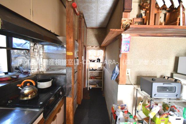 南アルプス市上市之瀬の中古一戸建のキッチン|勝手口がついています