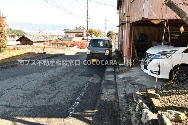 南アルプス市上市之瀬の中古一戸建の前面道路含む現地写真
