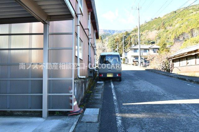 南アルプス市上市之瀬の中古一戸建の前面道路含む現地写真