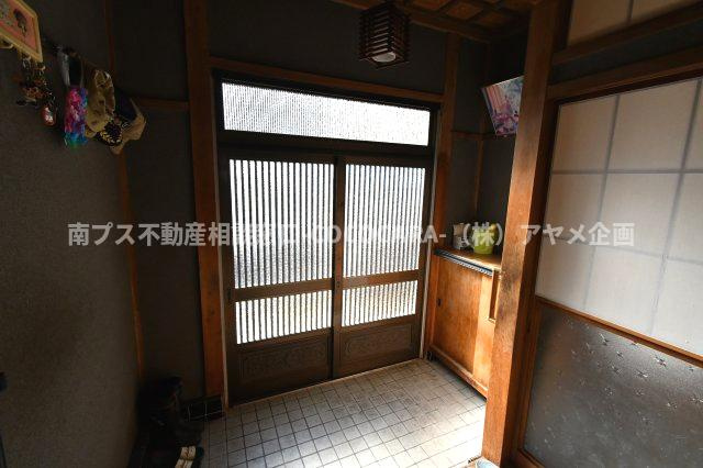 南アルプス市上市之瀬の中古一戸建の玄関|玄関は広く、シューズボックスもついています