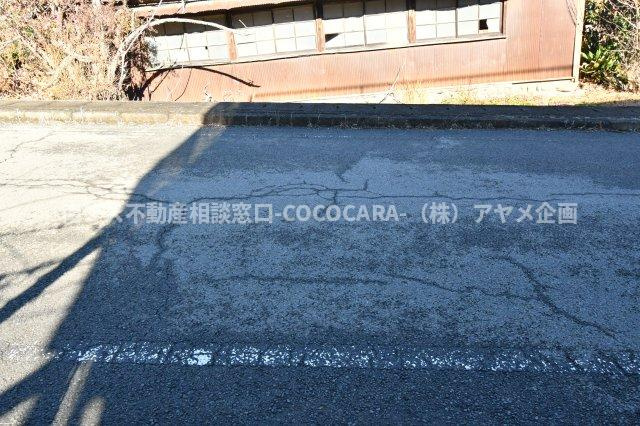南アルプス市上市之瀬の中古一戸建の前面道路含む現地写真