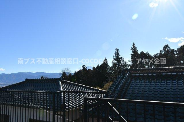 南アルプス市上市之瀬の中古一戸建の展望|駐車場兼倉庫からの展望：富士山が見えます